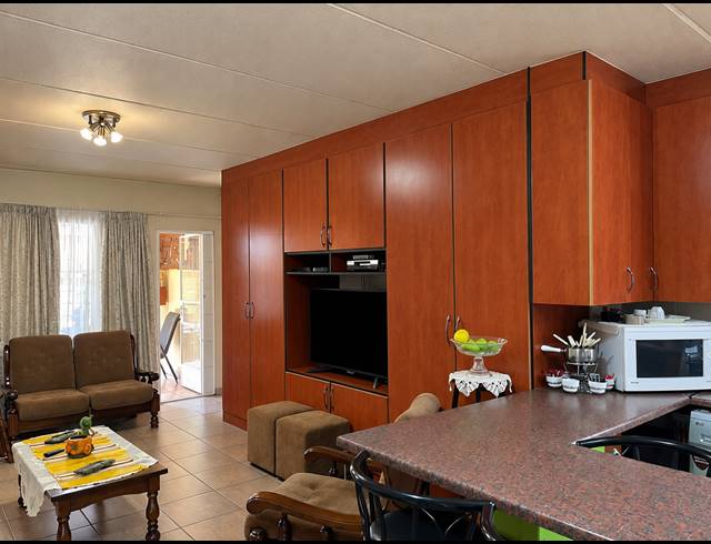 2 BEDROOM FLAT FOR SALE IN VANDERBIJLPARK SE 2